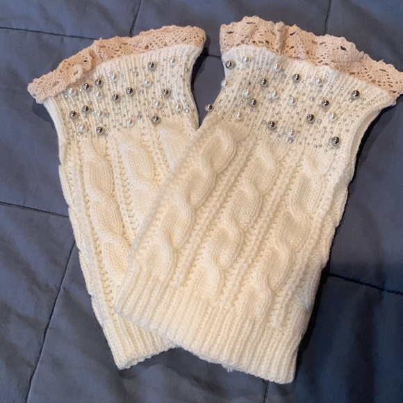 NWT red leg warmers + 2 pairs boot covers - Picture 3 of 6